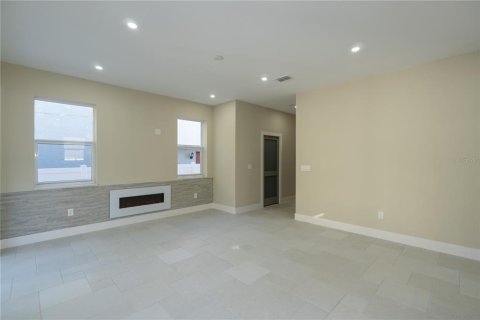 Villa ou maison à vendre à Tampa, Floride: 4 chambres, 171.87 m2 № 2410616 - photo 9