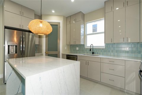 Villa ou maison à vendre à Tampa, Floride: 4 chambres, 171.87 m2 № 2410616 - photo 11