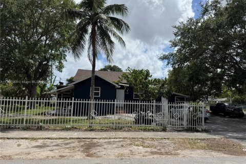 Propiedad comercial en venta en Miami, Florida, 223.8 m2 № 1868620 - foto 1