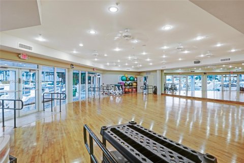 Condo in Aventura, Florida, 2 bedrooms  № 2040860 - photo 17