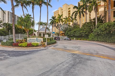 Condo in Aventura, Florida, 2 bedrooms  № 2040860 - photo 19