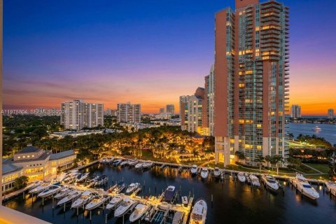 Condo in Aventura, Florida, 2 bedrooms  № 2040860 - photo 20