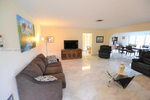 Casa en alquiler en West Palm Beach, Florida, 2 dormitorios, 123 m2 № 2023805 - foto 3
