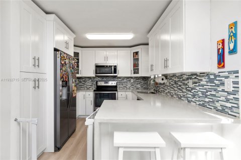 Townhouse in Pembroke Pines, Florida 2 bedrooms, 104.33 sq.m. № 1992607 - photo 12