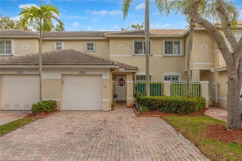 Townhouse in Pembroke Pines, Florida 2 bedrooms, 104.33 sq.m. № 1992607 - photo 1