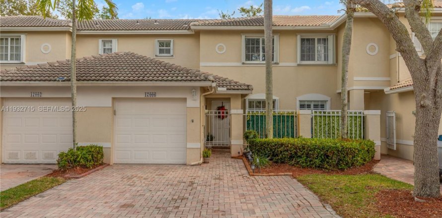 Townhouse in Pembroke Pines, Florida 2 bedrooms, 104.33 sq.m. № 1992607