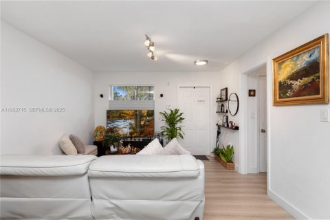 Townhouse in Pembroke Pines, Florida 2 bedrooms, 104.33 sq.m. № 1992607 - photo 7