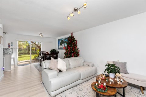 Townhouse in Pembroke Pines, Florida 2 bedrooms, 104.33 sq.m. № 1992607 - photo 3