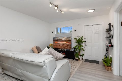 Townhouse in Pembroke Pines, Florida 2 bedrooms, 104.33 sq.m. № 1992607 - photo 6