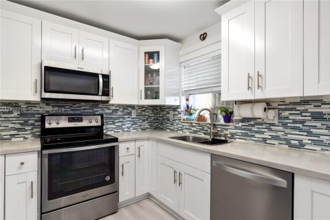 Townhouse in Pembroke Pines, Florida 2 bedrooms, 104.33 sq.m. № 1992607 - photo 14