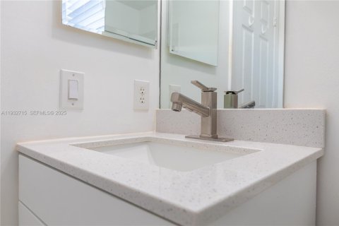 Townhouse in Pembroke Pines, Florida 2 bedrooms, 104.33 sq.m. № 1992607 - photo 28