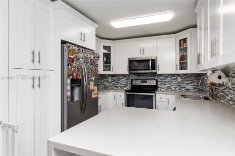 Townhouse in Pembroke Pines, Florida 2 bedrooms, 104.33 sq.m. № 1992607 - photo 13