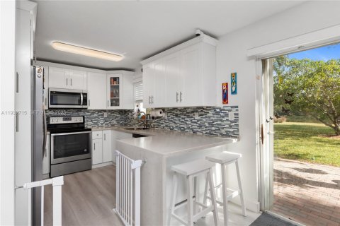 Townhouse in Pembroke Pines, Florida 2 bedrooms, 104.33 sq.m. № 1992607 - photo 11