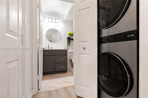 Townhouse in Pembroke Pines, Florida 2 bedrooms, 104.33 sq.m. № 1992607 - photo 19