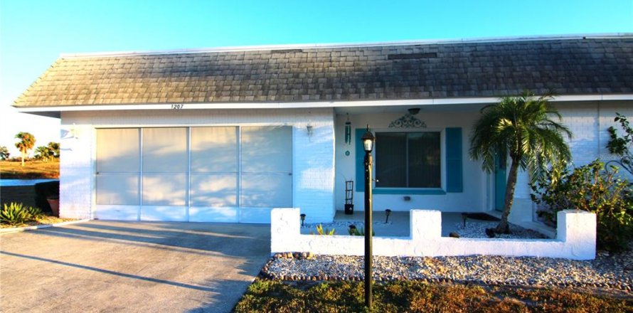 House in Sun City Center, Florida 2 bedrooms, 150.5 sq.m. № 2108186