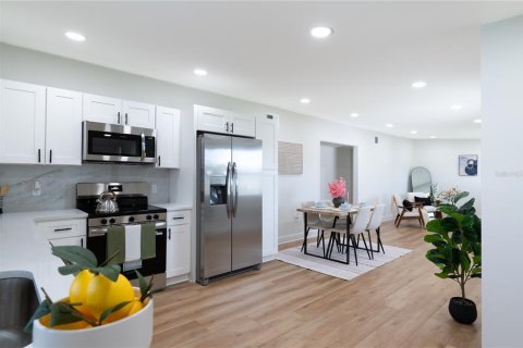 Casa en venta en Tampa, Florida, 4 dormitorios, 140.47 m2 № 2341537 - foto 13