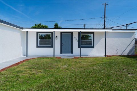 House in Tampa, Florida 4 bedrooms, 140.47 sq.m. № 2341537