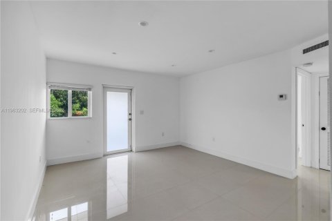 Villa ou maison à louer à Miami, Floride: 2 chambres, 280.19 m2 № 2024264 - photo 13