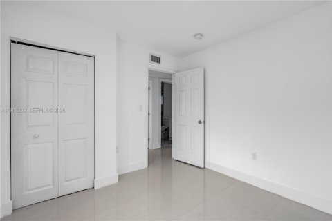 Villa ou maison à louer à Miami, Floride: 2 chambres, 280.19 m2 № 2024264 - photo 20