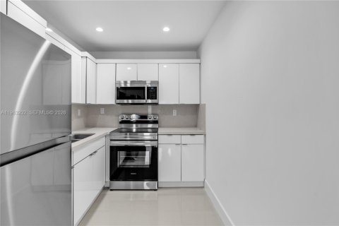 Villa ou maison à louer à Miami, Floride: 2 chambres, 280.19 m2 № 2024264 - photo 11