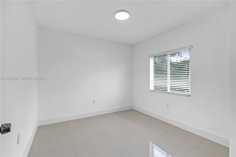 Villa ou maison à louer à Miami, Floride: 2 chambres, 280.19 m2 № 2024264 - photo 18