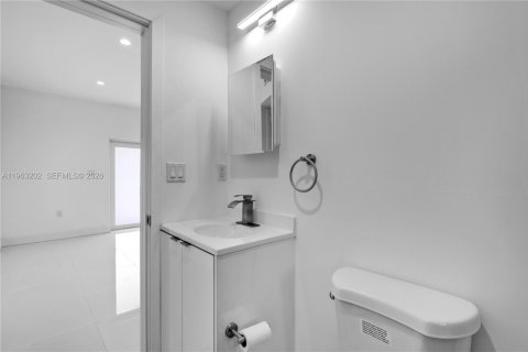 Villa ou maison à louer à Miami, Floride: 2 chambres, 280.19 m2 № 2024264 - photo 28
