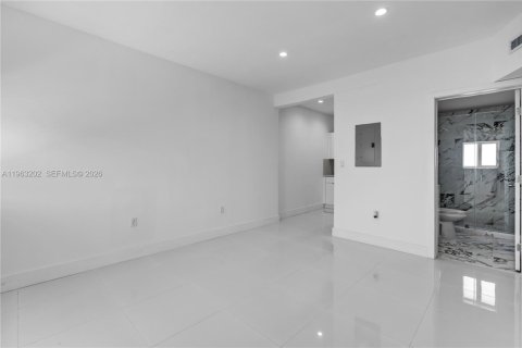 Villa ou maison à louer à Miami, Floride: 2 chambres, 280.19 m2 № 2024264 - photo 22