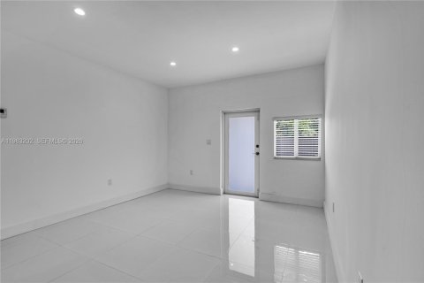 Villa ou maison à louer à Miami, Floride: 2 chambres, 280.19 m2 № 2024264 - photo 27