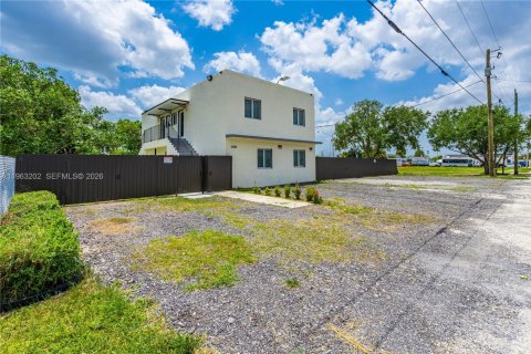 Villa ou maison à louer à Miami, Floride: 2 chambres, 280.19 m2 № 2024264 - photo 2
