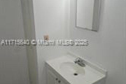 Condo in West Palm Beach, Florida, 2 bedrooms  № 1467301 - photo 15