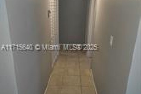Condo in West Palm Beach, Florida, 2 bedrooms  № 1467301 - photo 7