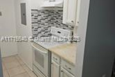 Condo in West Palm Beach, Florida, 2 bedrooms  № 1467301 - photo 4