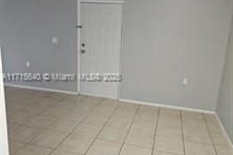 Condo in West Palm Beach, Florida, 2 bedrooms  № 1467301 - photo 2