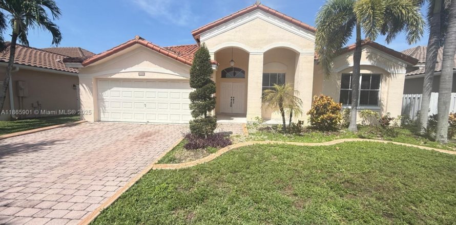 House in Miramar, Florida 4 bedrooms, 230.49 sq.m. № 1897306