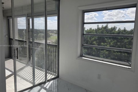 Condo in Lauderhill, Florida, 2 bedrooms  № 1955258 - photo 4