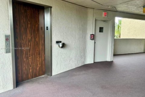 Condo in Lauderhill, Florida, 2 bedrooms  № 1955258 - photo 11