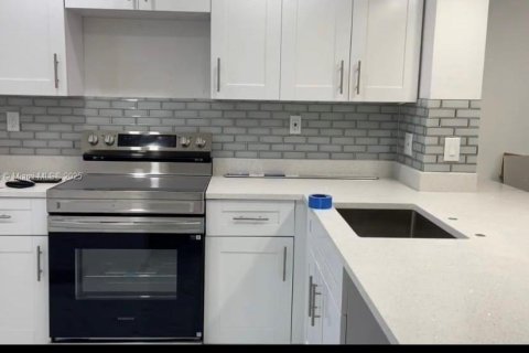 Condo in Lauderhill, Florida, 2 bedrooms  № 1955258 - photo 2