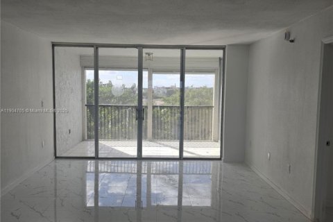 Condo in Lauderhill, Florida, 2 bedrooms  № 1955258 - photo 5