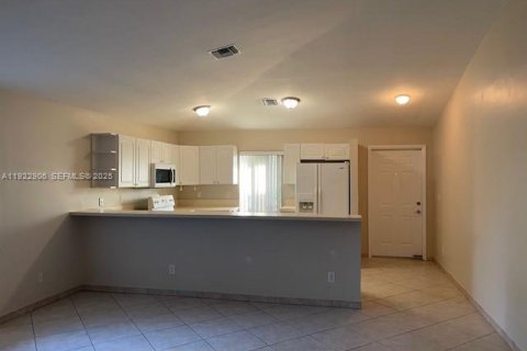 Villa ou maison à louer à Hollywood, Floride: 2 chambres, 109.25 m2 № 1976563 - photo 4