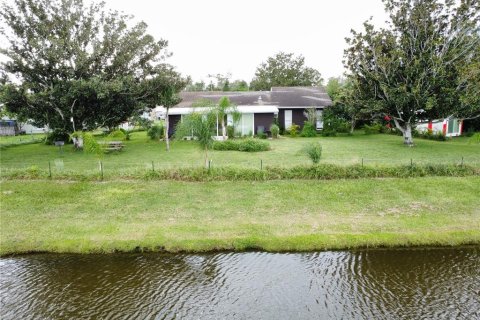 Casa en venta en Kissimmee, Florida, 5 dormitorios, 146.32 m2 № 1900370 - foto 3