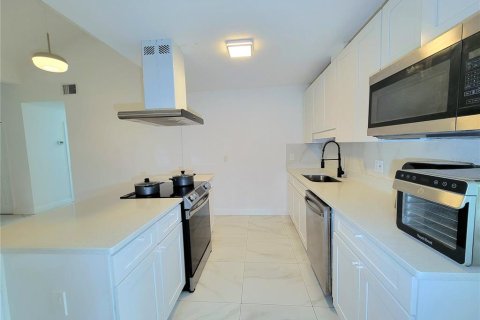 Casa en venta en Kissimmee, Florida, 5 dormitorios, 146.32 m2 № 1900370 - foto 28