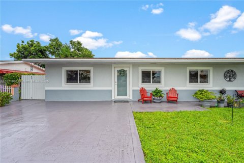 Casa en venta en Miami, Florida, 5 dormitorios, 168.06 m2 № 1925362 - foto 3