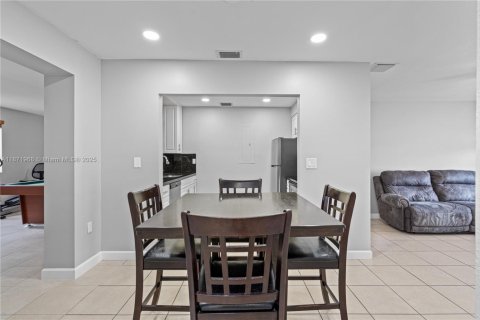 Casa en venta en Miami, Florida, 5 dormitorios, 168.06 m2 № 1925362 - foto 10