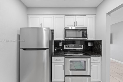 Casa en venta en Miami, Florida, 5 dormitorios, 168.06 m2 № 1925362 - foto 14