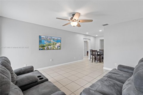 Casa en venta en Miami, Florida, 5 dormitorios, 168.06 m2 № 1925362 - foto 9