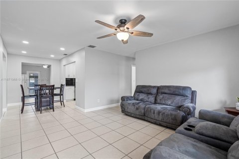 Casa en venta en Miami, Florida, 5 dormitorios, 168.06 m2 № 1925362 - foto 6