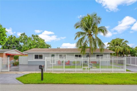 Casa en venta en Miami, Florida, 5 dormitorios, 168.06 m2 № 1925362 - foto 1
