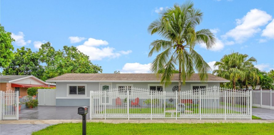 Casa en Miami, Florida 5 dormitorios, 168.06 m2 № 1925362