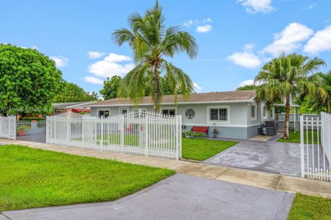 Casa en venta en Miami, Florida, 5 dormitorios, 168.06 m2 № 1925362 - foto 2