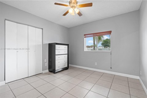 Casa en venta en Miami, Florida, 5 dormitorios, 168.06 m2 № 1925362 - foto 20